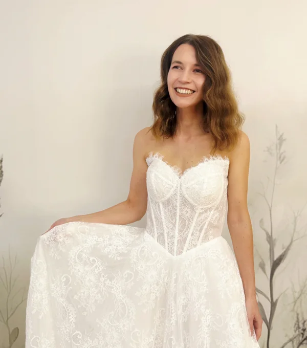 Brautkleid mit Corsage und Spitze, lächelnde Braut – Atelier Unique