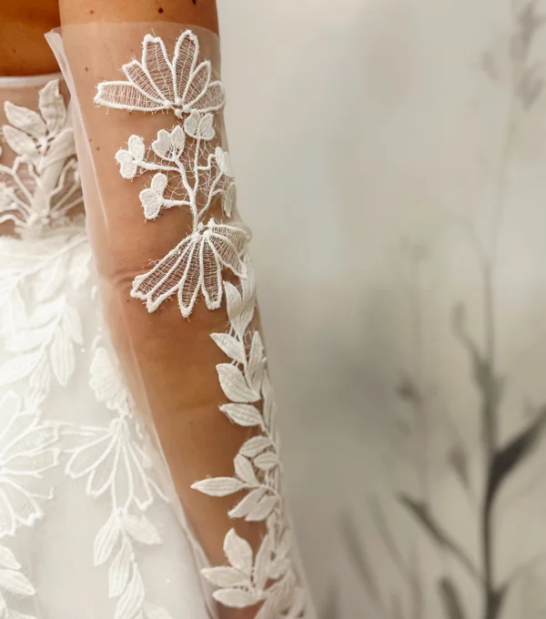 Rückenansicht Brautkleid mit Spitze und Spitzenärmeln – Atelier Unique